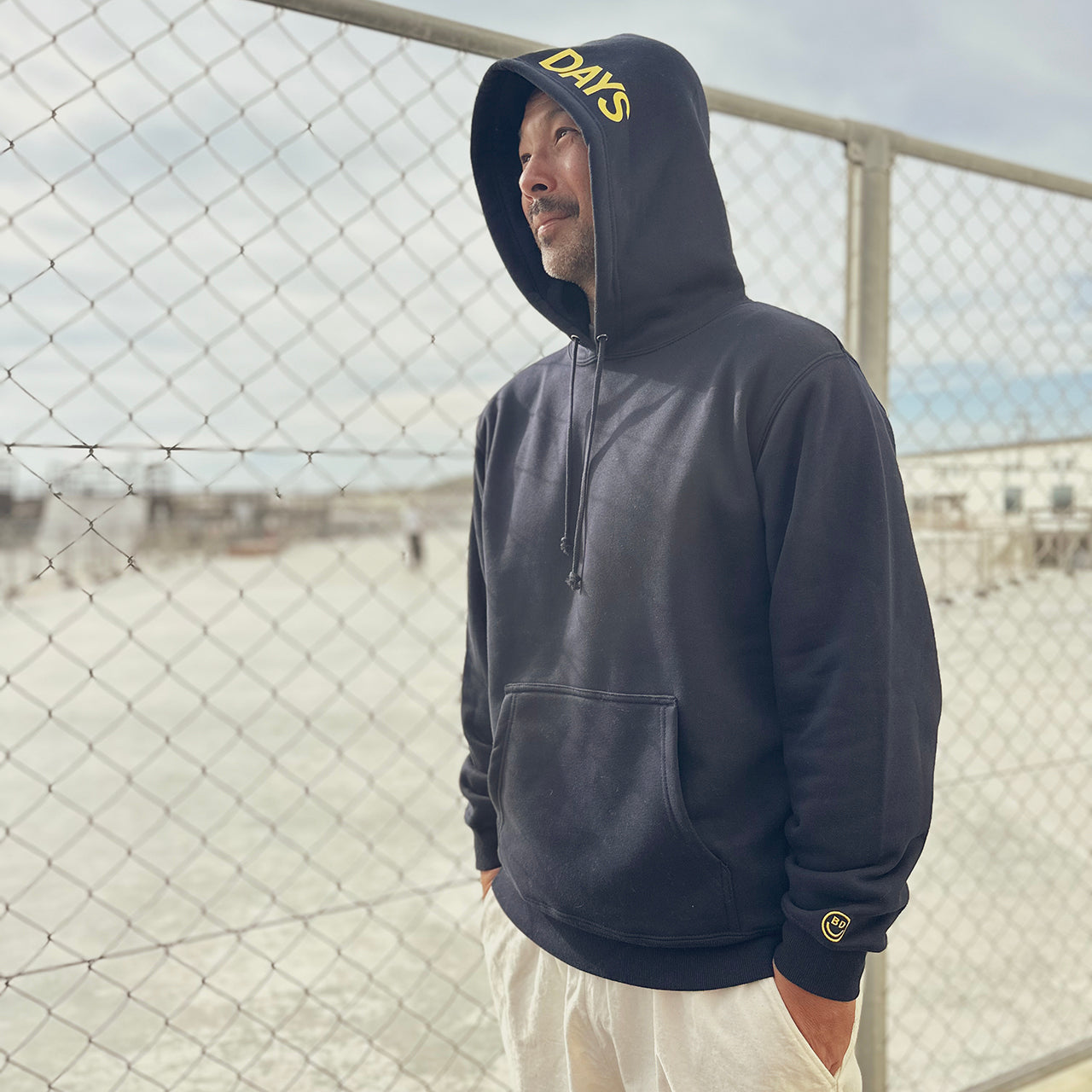 プルオーバー フーディー – BEACHED DAYS